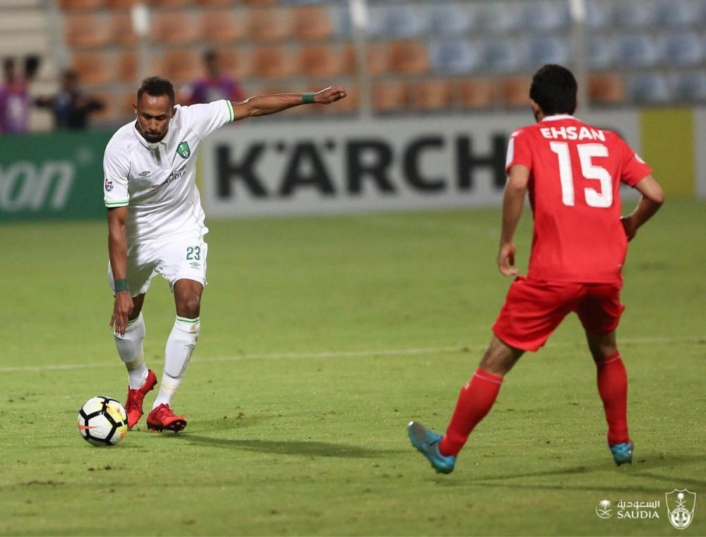 سعيد المولد محاولا ارسال كرة للمقدمة الأهلاوية