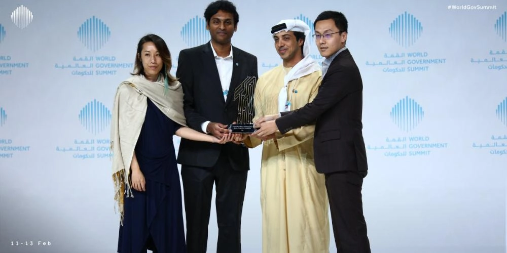 






محمد بن راشد وسيف بن زايد وحمدان بن زايد خلال تسليم الجوائز للفائزين أمس                                                                         (تويتر)