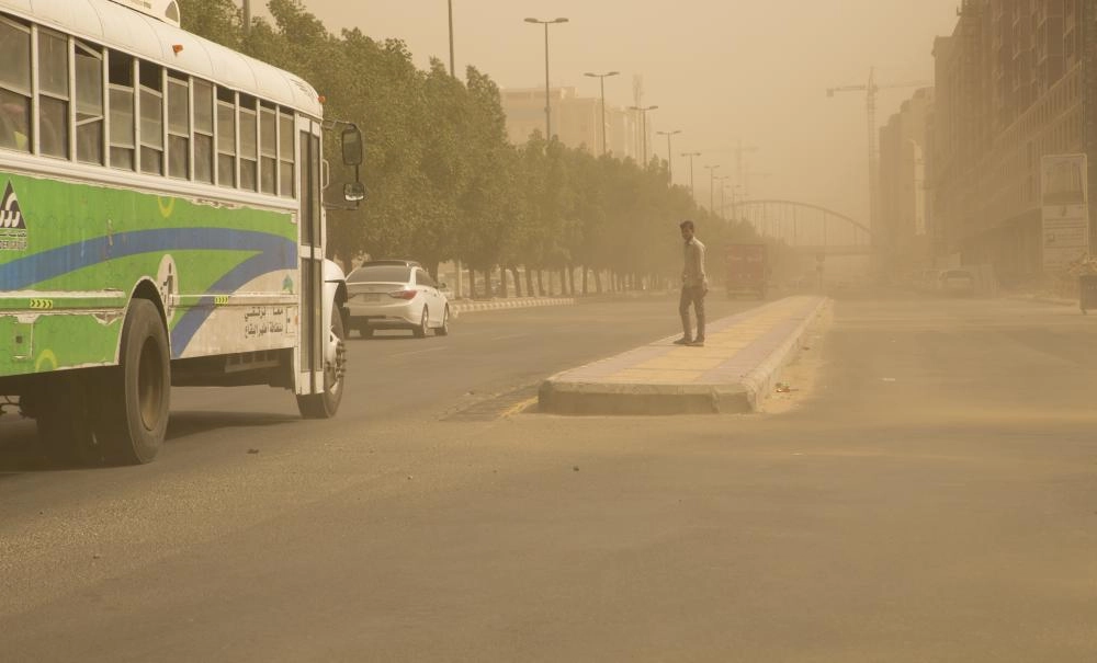 موجة الغبار على العاصمة المقدسة أمس والتي أدت إلى تعليق الدراسة  (أنس الحارثي)