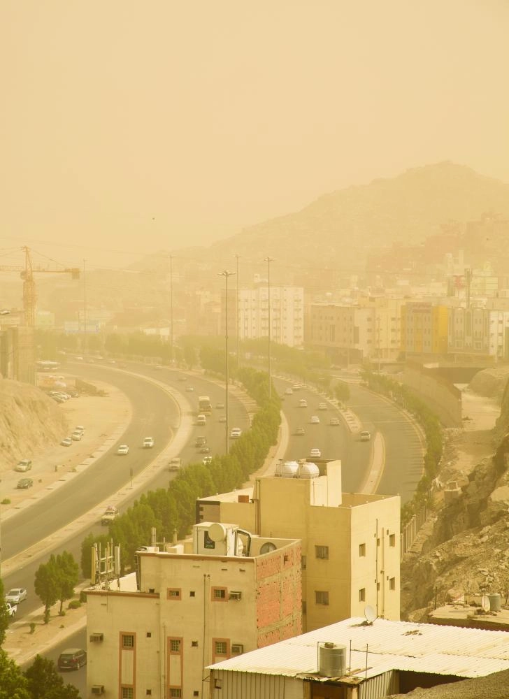 موجة الغبار على العاصمة المقدسة أمس والتي أدت إلى تعليق الدراسة  (أنس الحارثي)