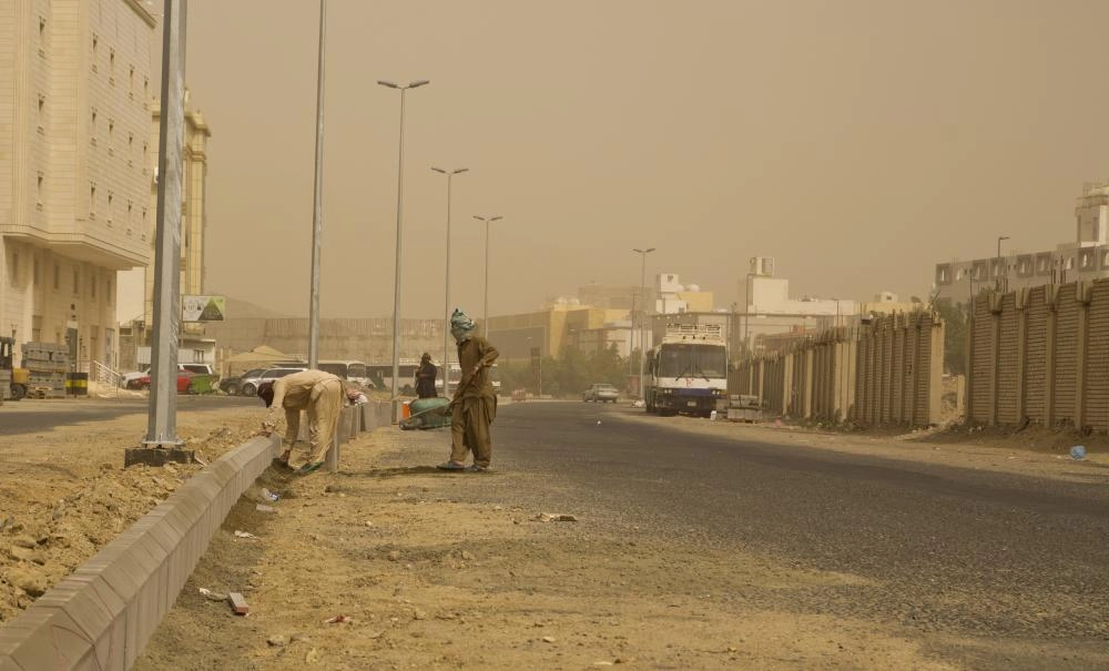 موجة الغبار على العاصمة المقدسة أمس والتي أدت إلى تعليق الدراسة  (أنس الحارثي)