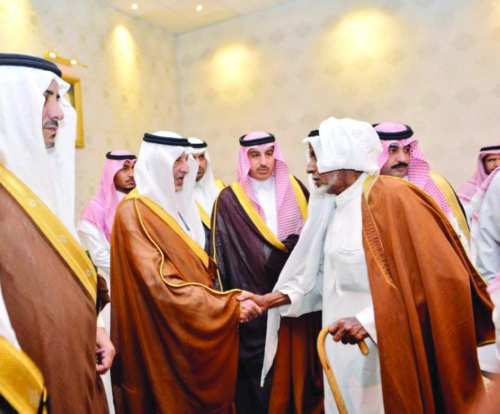 .. ولدى استقباله أهالي الليث