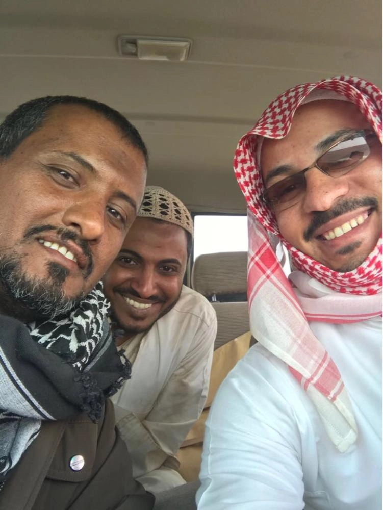 ومع أصدقائه