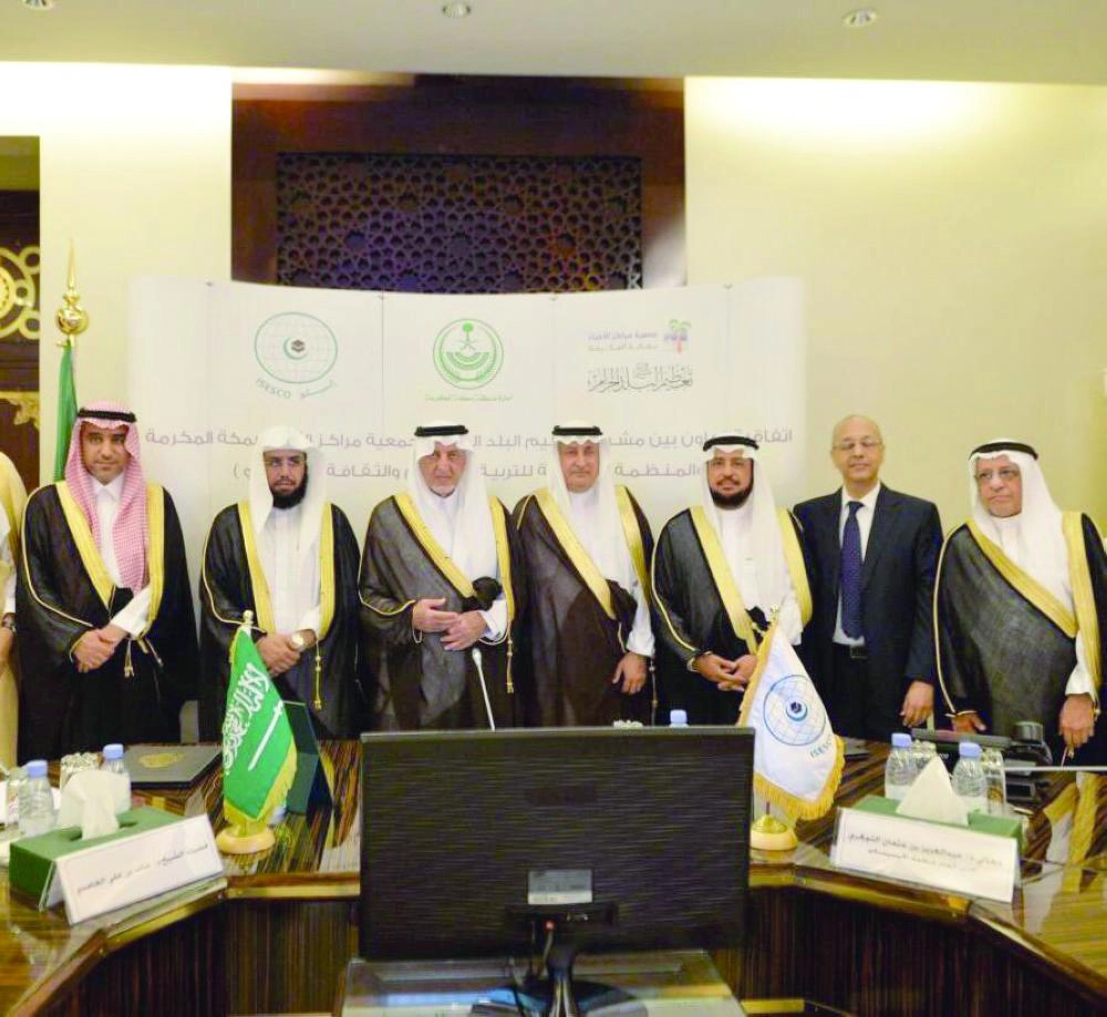 خالد الفيصل خلال توقيع اتفاقية التعاون اليوم (مكة)