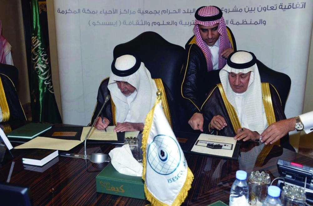 خالد الفيصل خلال توقيع اتفاقية التعاون اليوم (واس)