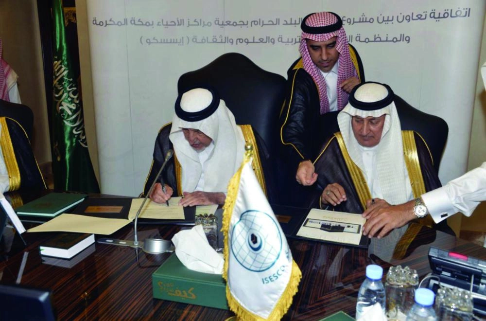 خالد الفيصل خلال توقيع اتفاقية التعاون اليوم (واس)