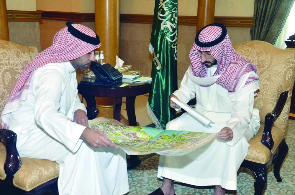 عبدالله بن بندر خلال لقائه فهد الرشيد  (واس)