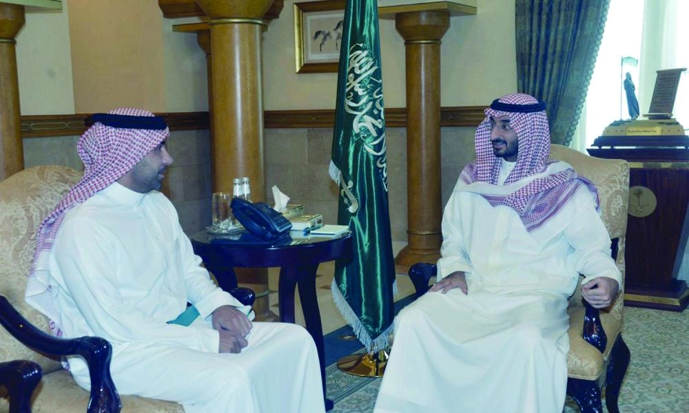 عبدالله بن بندر خلال لقائه فهد الرشيد  (واس)