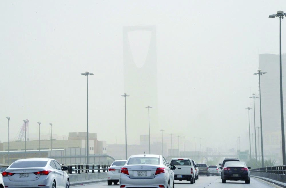 الغبار يخيم على أجواء مدينة الرياض أمس  (واس)