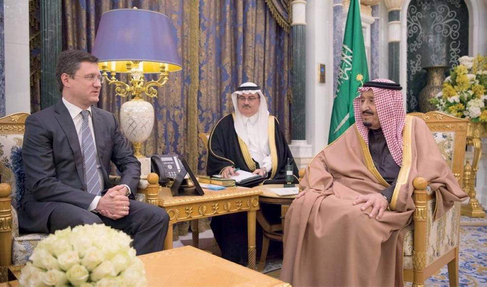 الملك سلمان خلال استقباله الكسندر نوفاك  (واس)