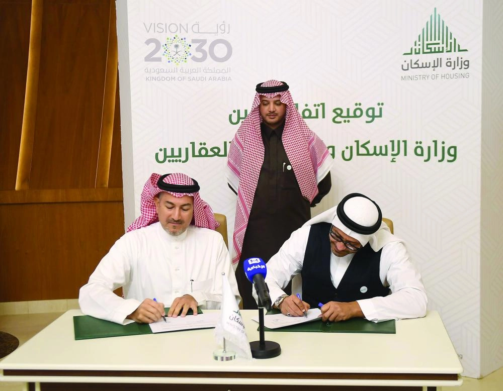 






.. وخلال توقيع عقد آخر