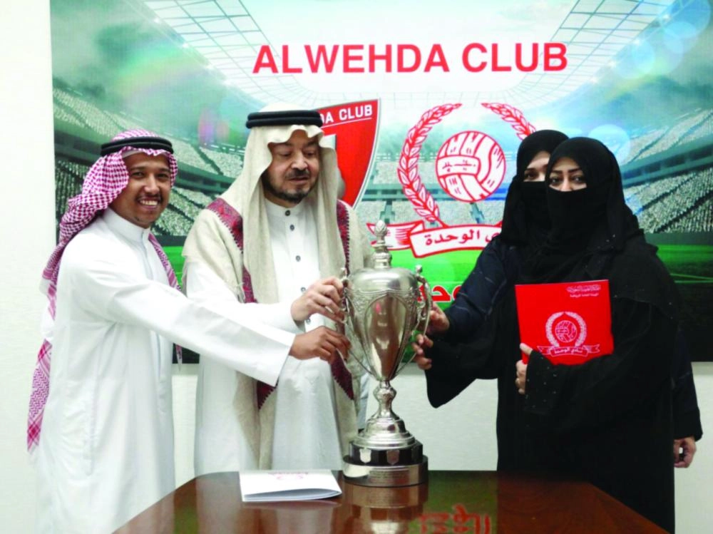 






وفد فريق حور مكة بجانب رئيس الوحدة           (إعلامي الوحدة)