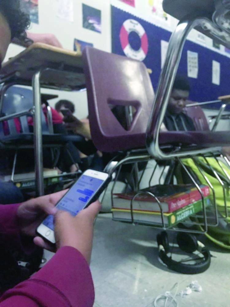 طالب يراسل عائلته من داخل الصف أثناء احتجازه