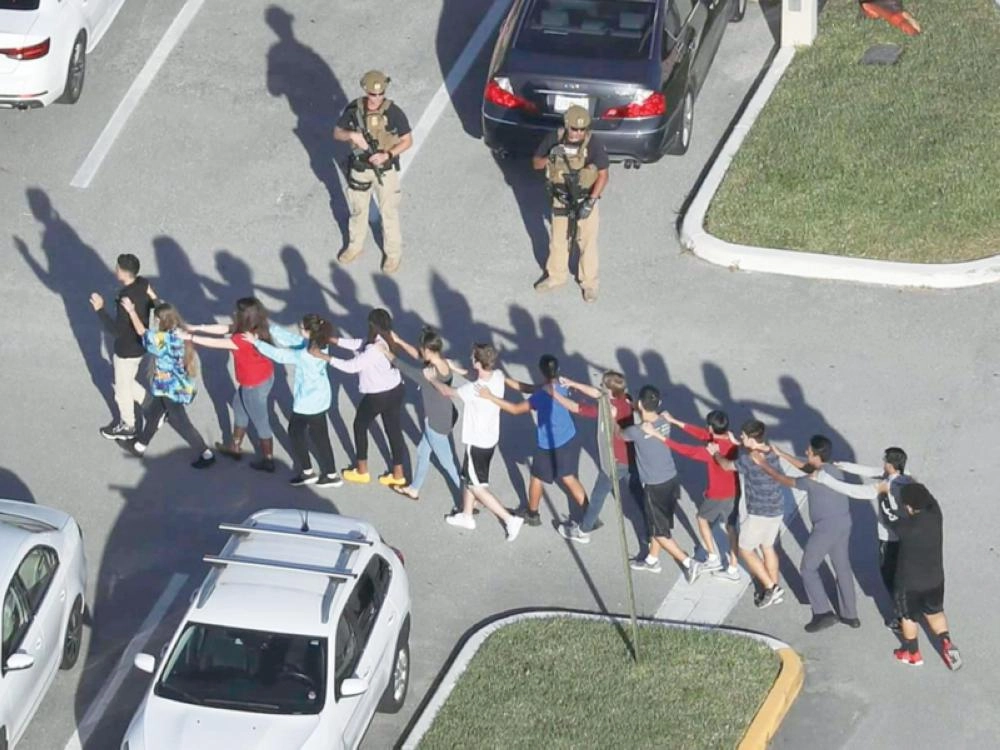 طلاب لحظة خروجهم من المدرسة (تويتر)