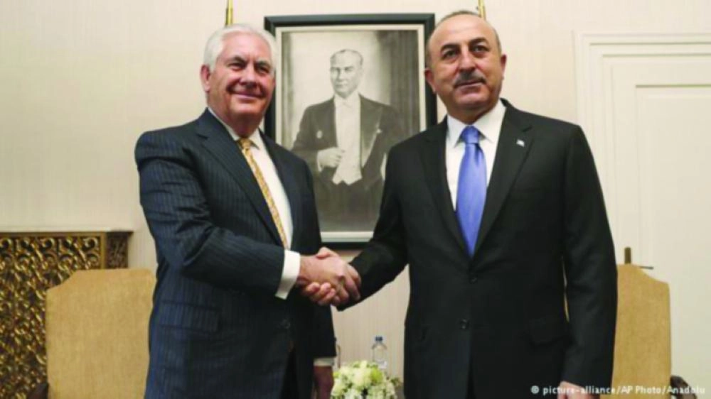 






مصافحة بين وزيري خارجية أمريكا وتركيا بأنقرة أمس