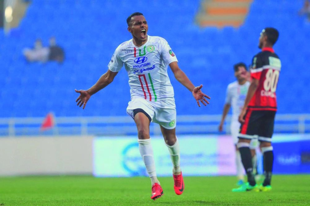 ليان محتفلا بهدفه في الرائد أمس (إعلامي الاتفاق)