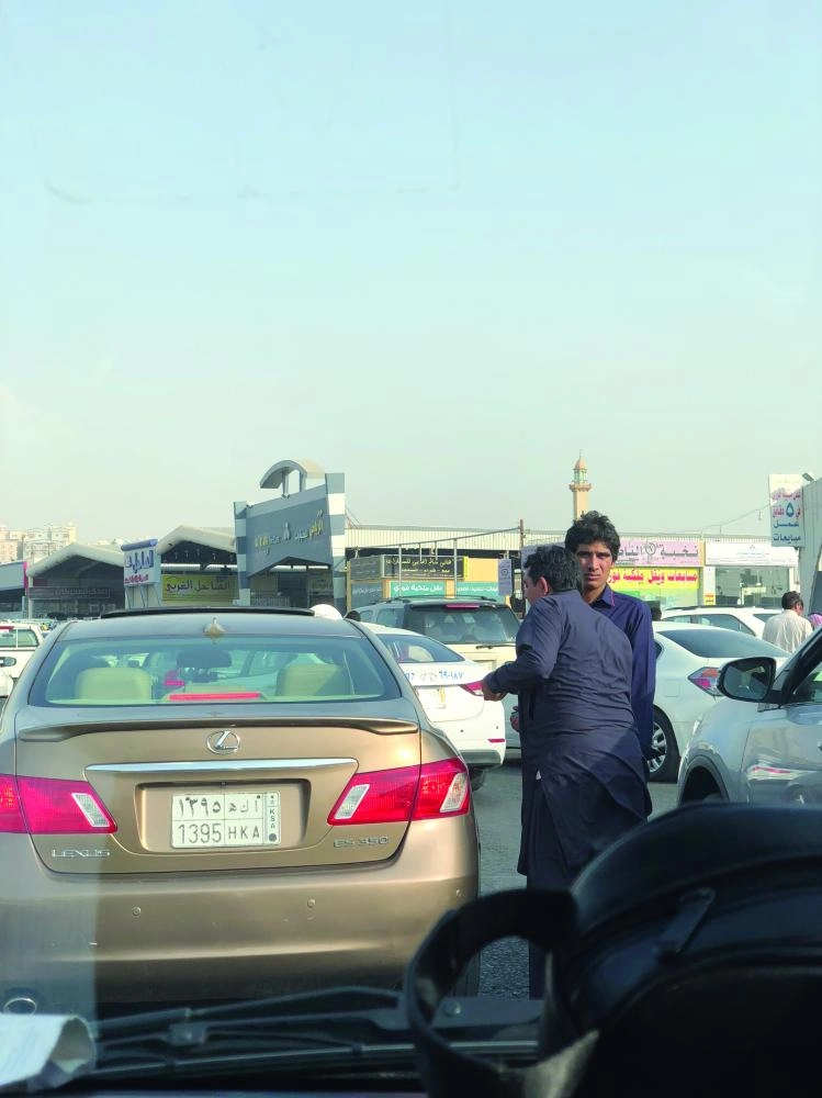 مدخل سوق المركبات المستعملة في جدة (مكة)