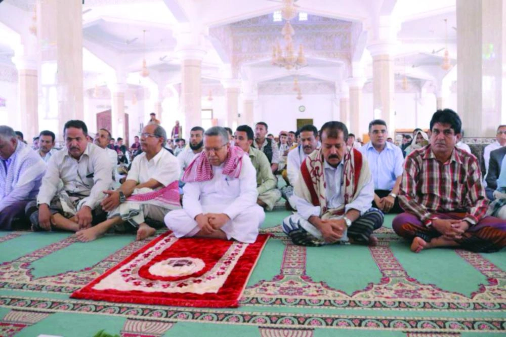 






رئيس الوزراء أحمد بن دغر يؤدي صلاة الجمعة في عدن مع عدد من القيادات اليمنية                                                       (تويتر)