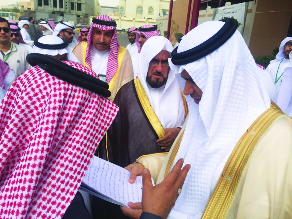 العيسى يتسلم خطابا من أحد الحضور (مكة)