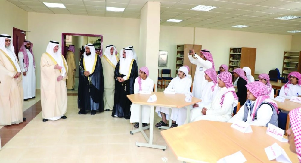 






سعود بن نايف وأحمد العيسى في زيارة أحد الفصول الدراسية أمس                                                         (مكة)