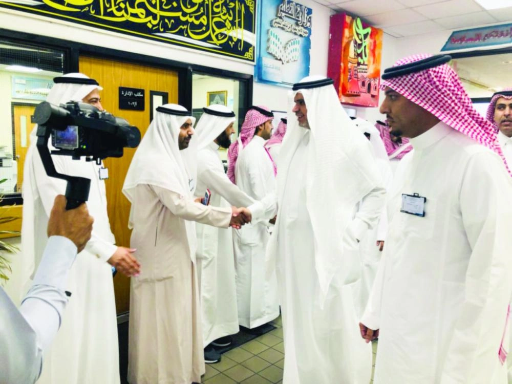 العيسى يصافح عددا من منسوبي تعليم بالشرقية ( مكة )