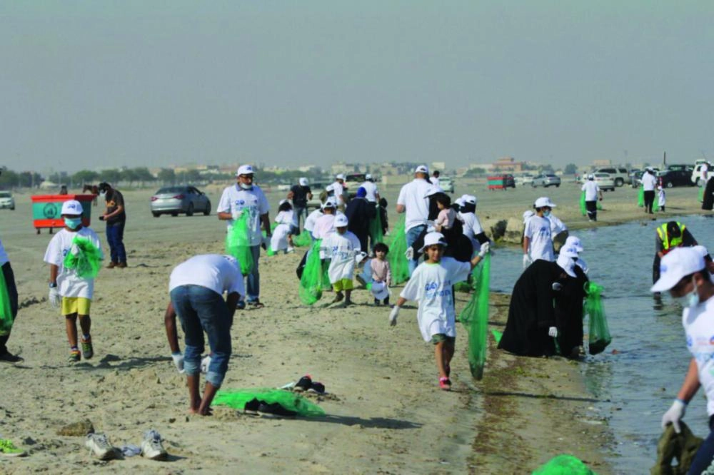 






من حملة التنظيف في شاطئ العزيزية             (بلدية الخبر)