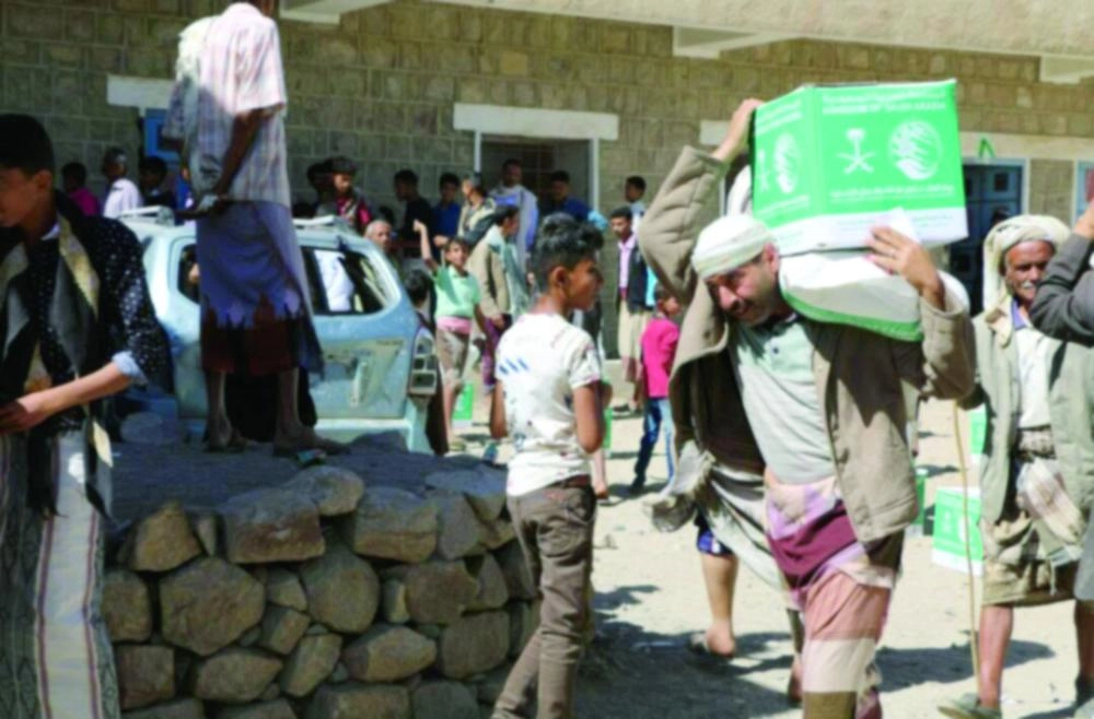 يمنيون يتسلمون سلالا غذائية