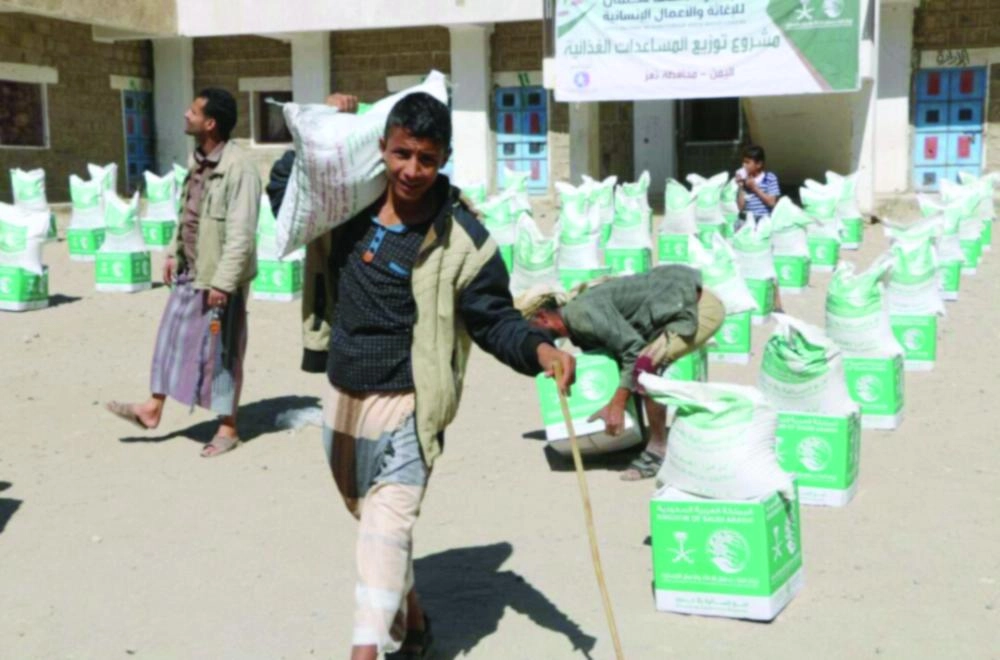 






سلال غذائية سعودية خلال توزيعها في تعز      (واس)