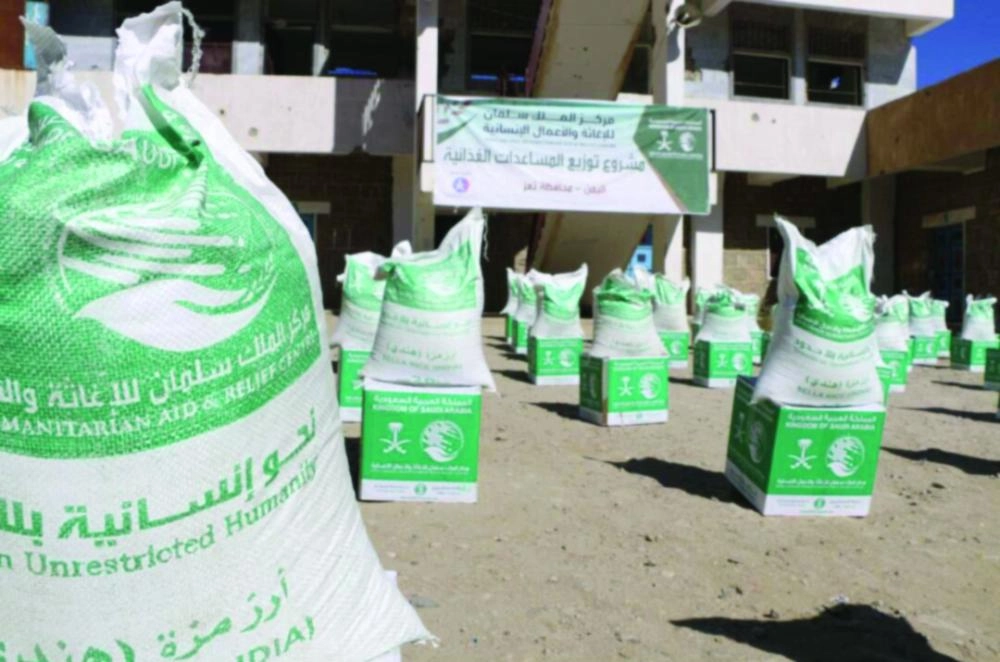 سلال غذائية سعودية خلال توزيعها في تعز