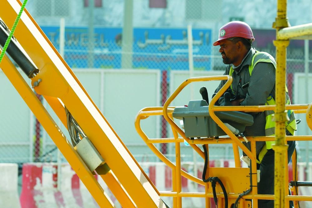 عمال بأحد مشاريع المقاولات بالرياض (مكة)