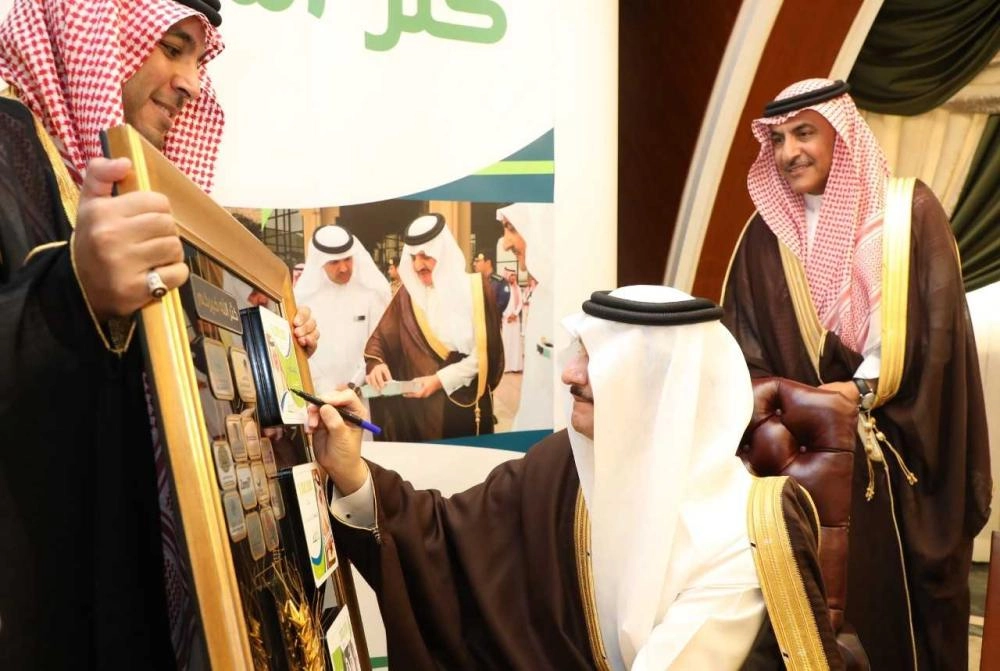 سعود بن نايف يمضي على لوحة الوجبة رقم 6 ملايين (مكة)