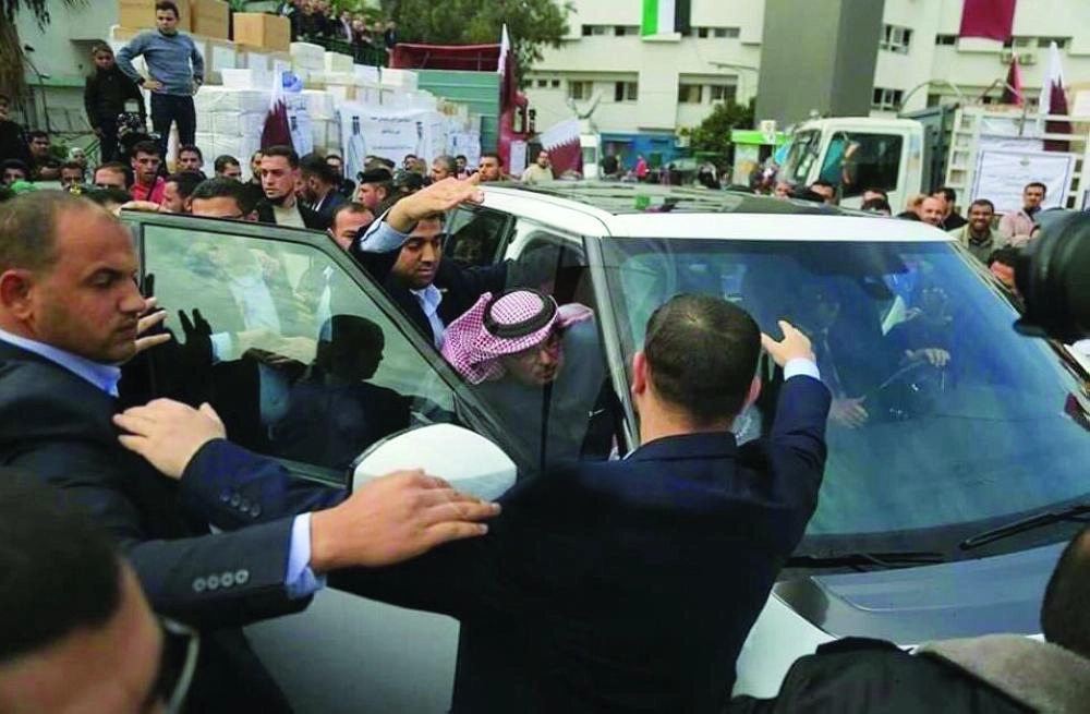 
لحظة طرد السفير القطري في غزة اليوم (تويتر)