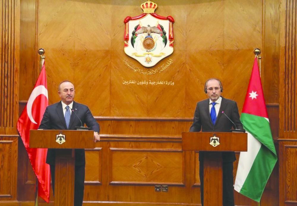 






أوغلو والصفدي في مؤتمر صحفي بعمان أمس                                 (الخارجية الأردنية)