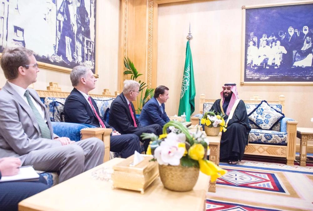 الأمير محمد بن سلمان خلال لقائه إد رويس بالرياض اليوم (واس)