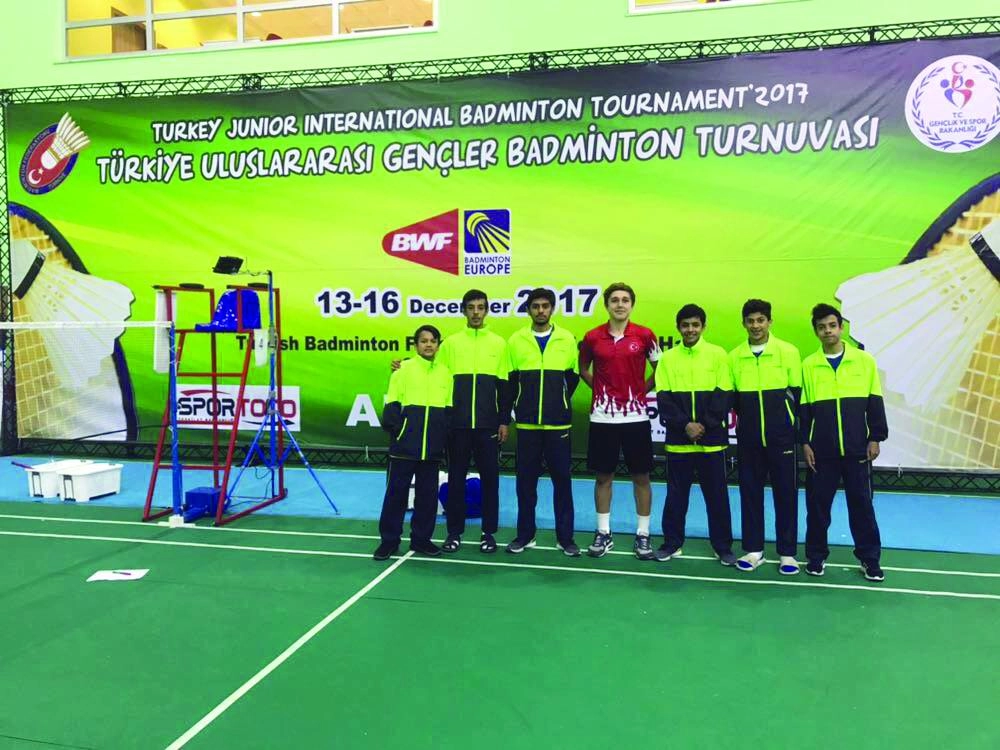 منتخب الريشة الطائرة خلال مشاركته في احدى البطولات (مكة)