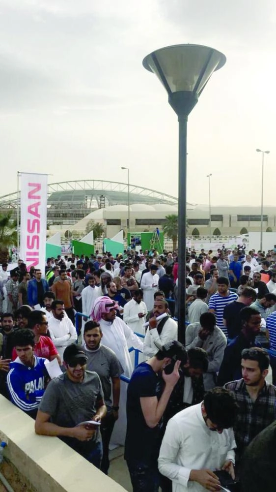 المشاركون في السباق ينتظرون الحصول على أرقامهم أمس (هيئة الرياضة)