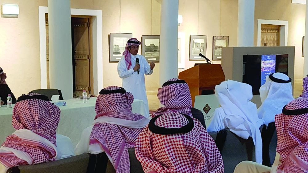 المهندس المزيد متحدثا إلى المثقفين خلال اللقاء (مكة)