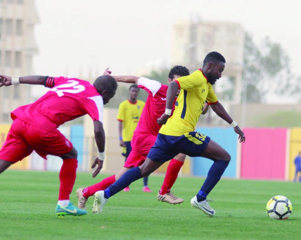 






مواجهة الوحدة متصدر الأولى ووصيفه الحزم في الجولة الماضية                                     (إعلامي الحزم)