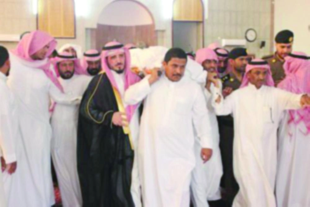 جثمان الشهيد محمولا على الأكتاف 