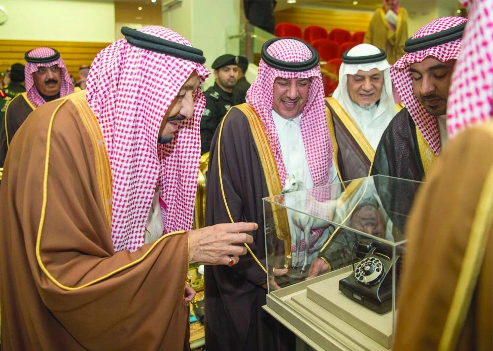 خادم الحرمين يتسلم هدية شركة الاتصالات التذكارية   (واس)