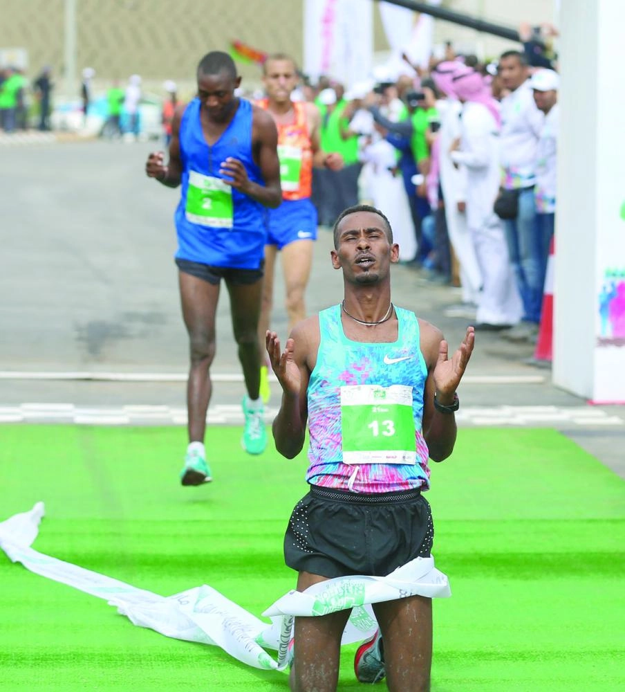 تاميرا مولا بعد اجتيازه خط النهاية