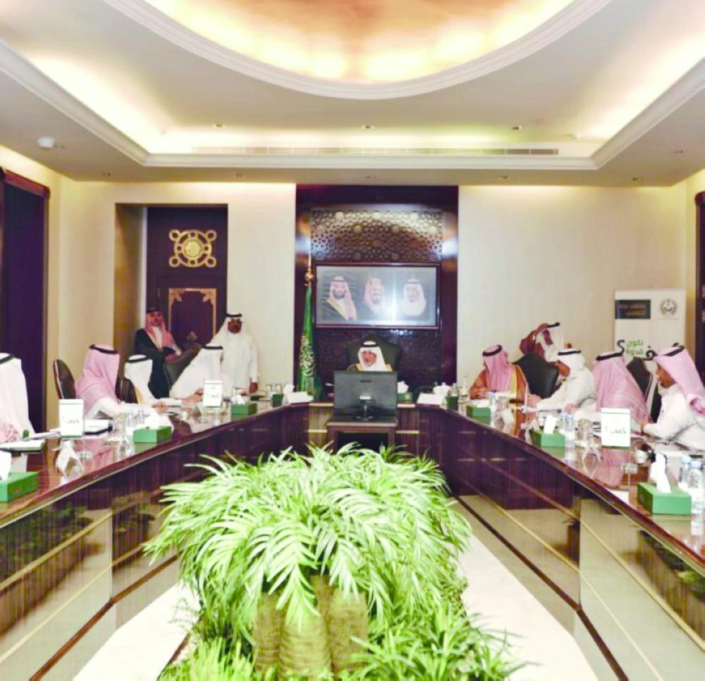 خالد الفيصل مترئسا الاجتماع   (مكة)