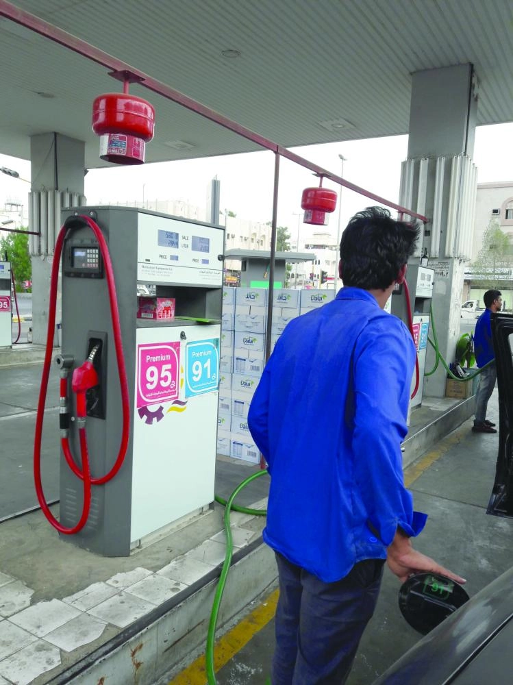 






أثناء تعبئة سيارة بالوقود في جدة                      (مكة)