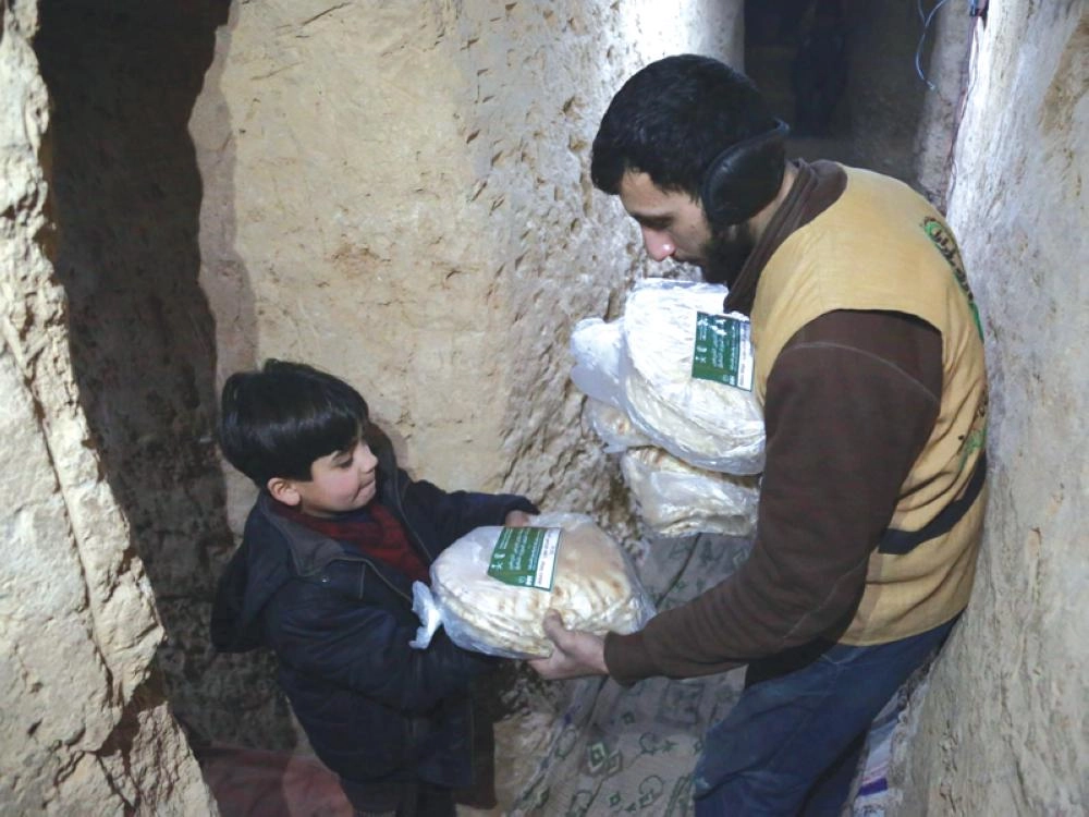 فريق من مركز الملك سلمان للإغاثة والأعمال الإنسانية يوزع سلالا غذائية في أنفاق الغوطة (واس)