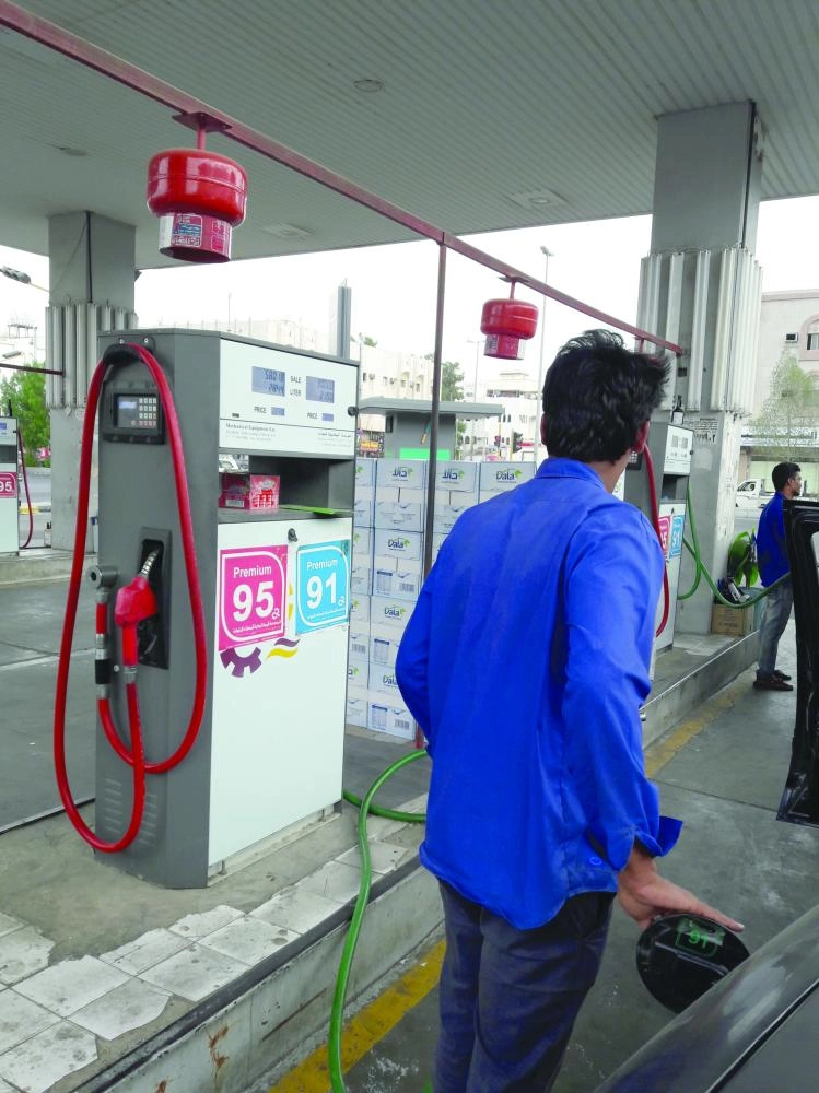 عامل يزود سيارة بالوقود في جدة (مكة)