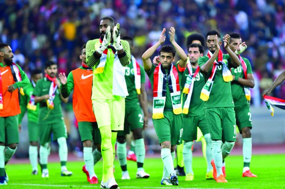 






لاعبو المنتخب يحيون الجماهير العراقية                                           (إعلامي المنتخب)