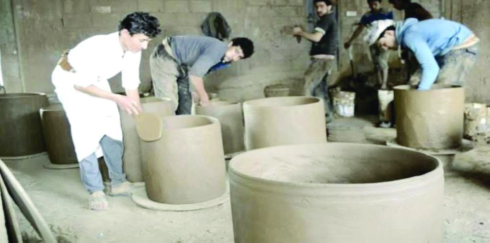 






يمنيون يعودون لصناعة تنانير الطين بعد ارتفاع أسعار الغاز                                                                              (مكة)