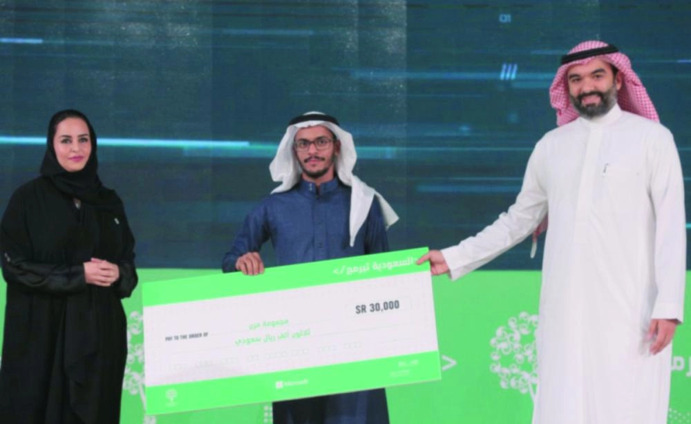 السواحه مكرما أحد الفائزين بالمبادرة (مسك الخيرية)