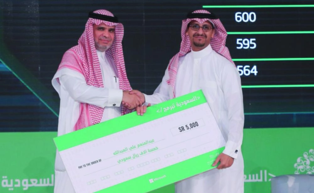 العيسى مكرما أحد الفائزين بالمبادرة (مسك الخيرية)