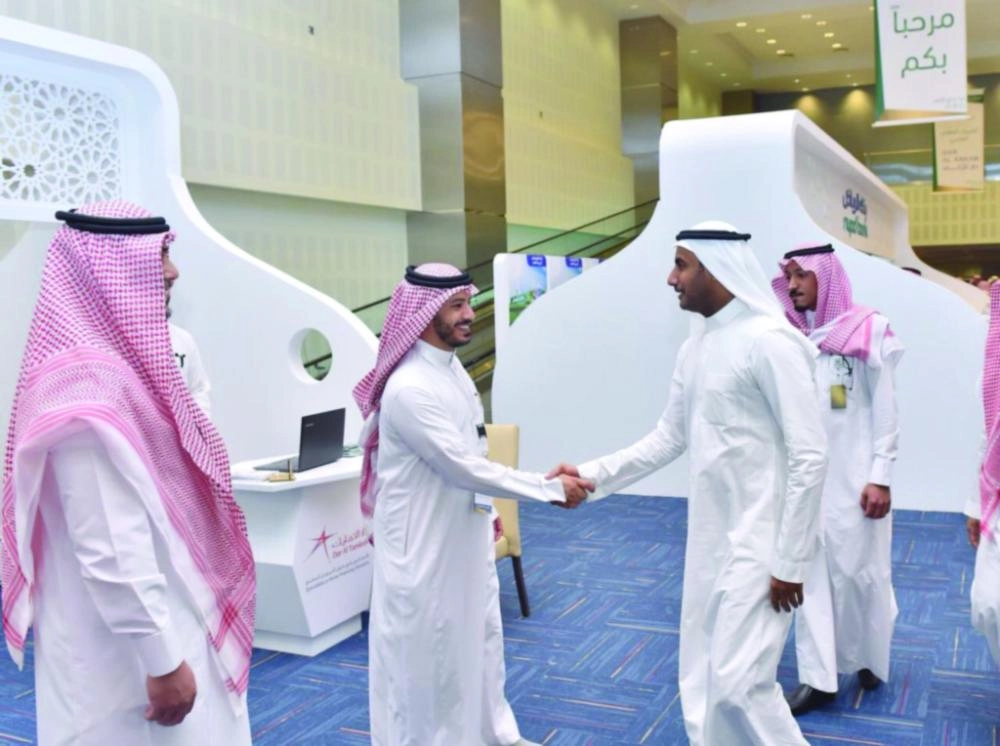 العمودي أثناء زيارة أحد الأجنحة المشاركة (مكة)